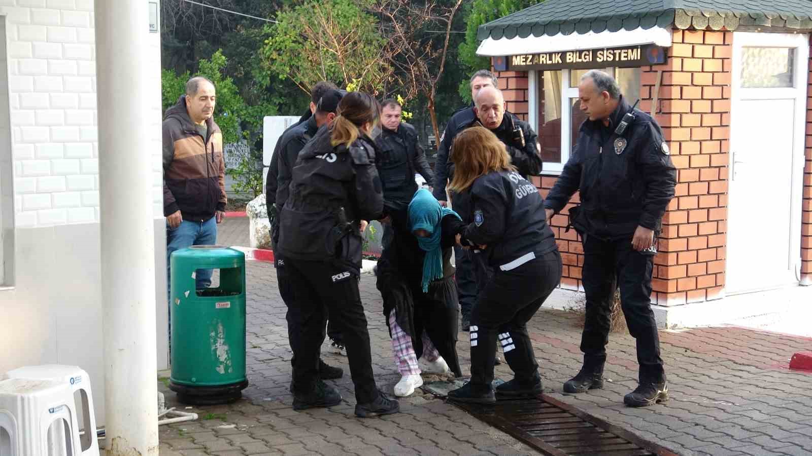 Yola bıraktığı çanta polisi alarma geçirdi, gözaltına alınırken güçlük yaşattı