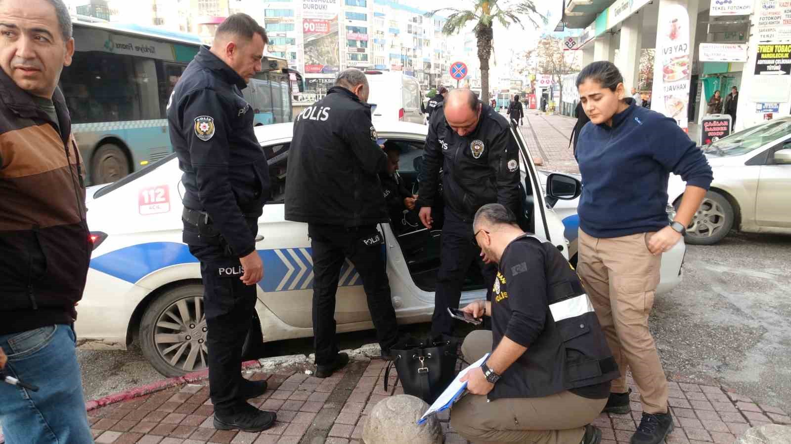 Yola bıraktığı &ccedil;anta polisi alarma ge&ccedil;irdi, g&ouml;zaltına alınırken g&uuml;&ccedil;l&uuml;k yaşattı
