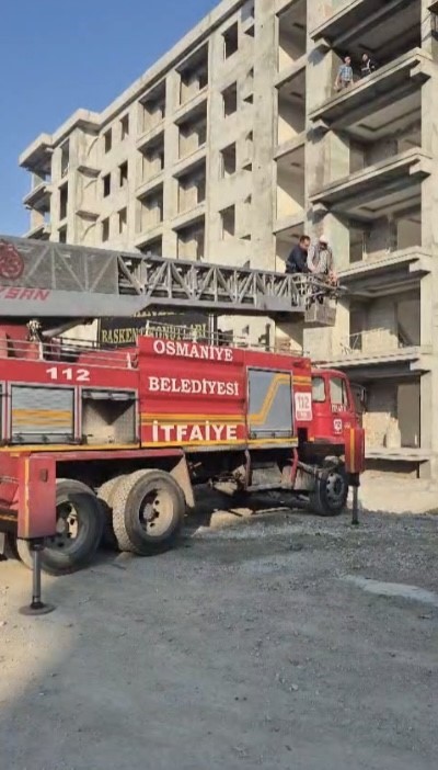 Elektrik kesintisi nedeniyle iskelede mahsur kalan işçiler kurtarıldı