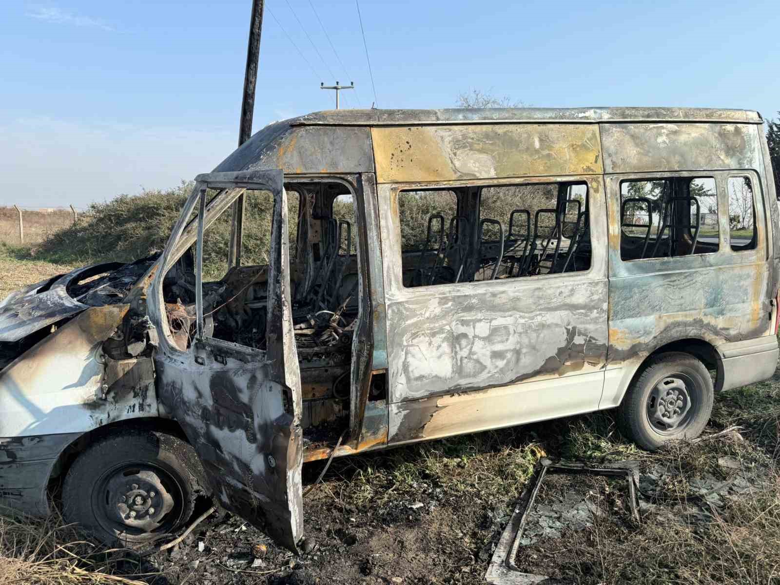 Yol kenarında yakılmış minib&uuml;s bulundu: Kundaklama ş&uuml;phesi &uuml;zerinde duruluyor
