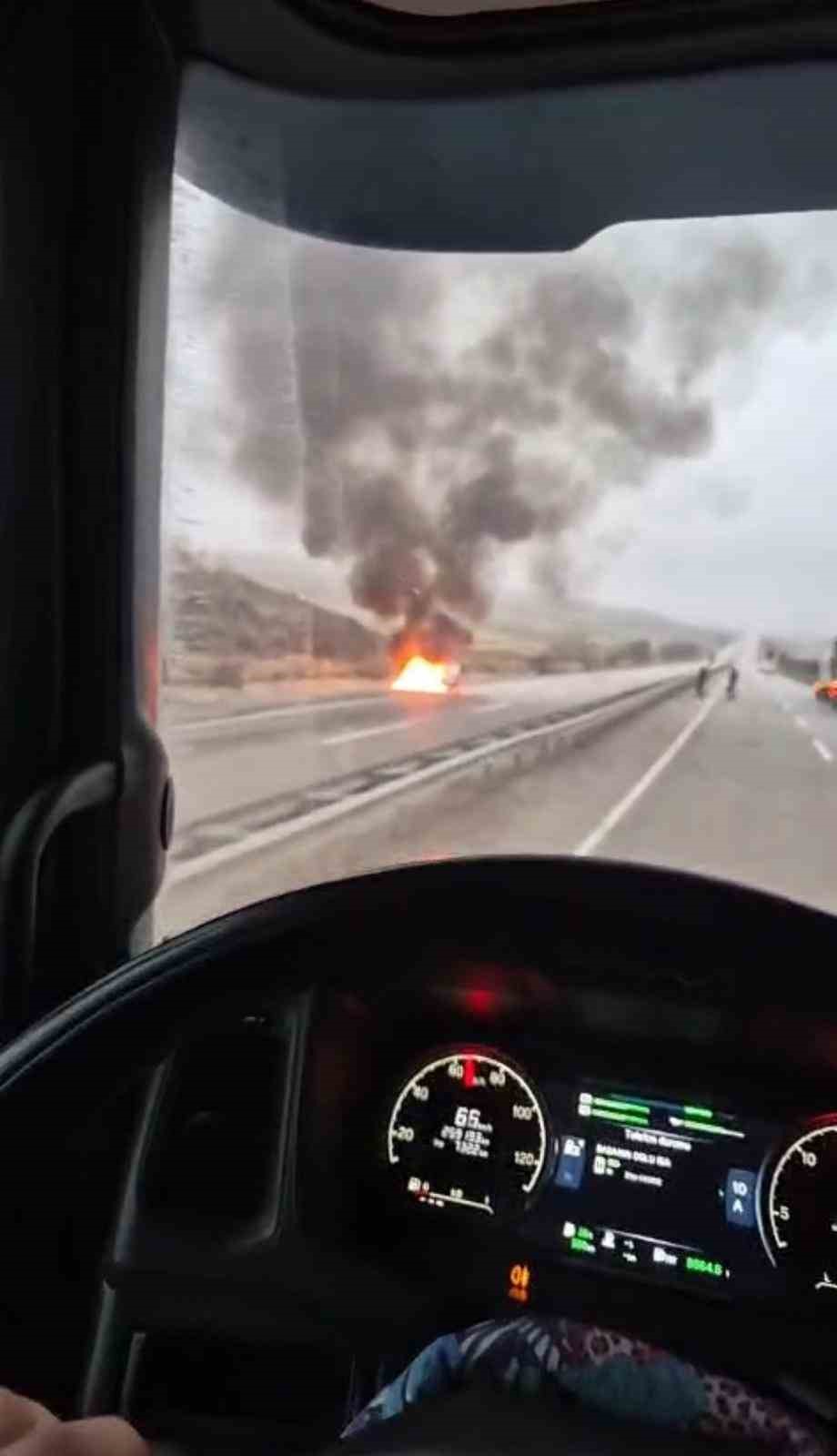 Ankara’da seyir halindeki otomobil alev aldı