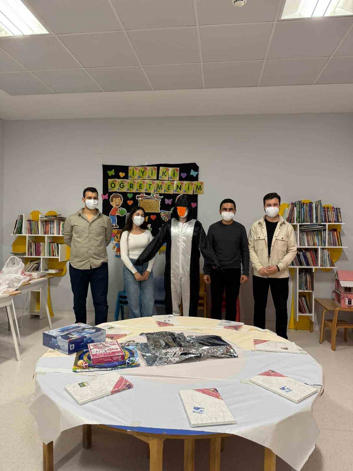 Hastanede tedavi g&ouml;ren &ccedil;ocuklara &uuml;niversitelilerden "moral" desteği
