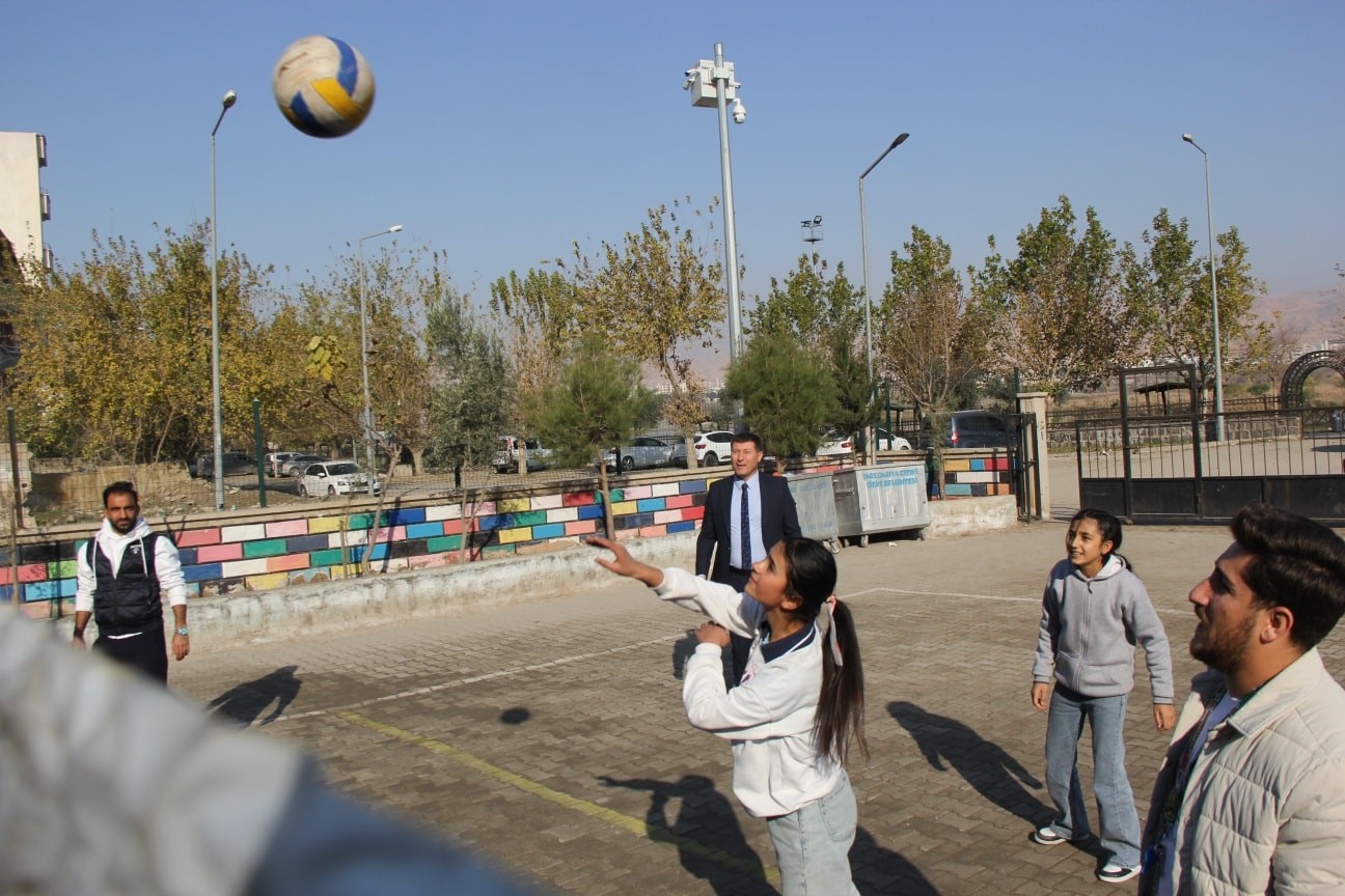 Cizre Milli Eğitim M&uuml;d&uuml;r&uuml; İke, &ouml;ğrencilerle voleybol oynadı
