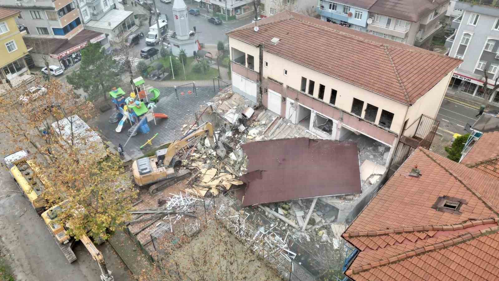 Körfez’de riskli bina yıkıldı
