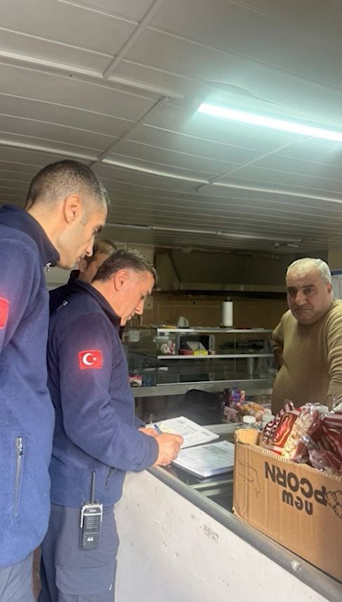 Esenyurt&rsquo;ta okul kantinlerine sıkı denetim: Kurallara uymayan kantin m&uuml;h&uuml;rlendi
