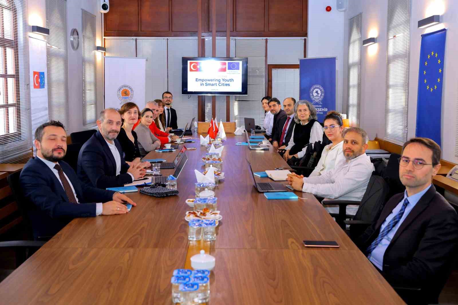 Gen&ccedil;ler, akıllı şehirlerin karar masasına hazırlanıyor
