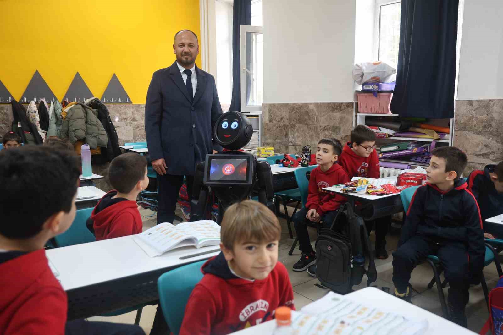 Çocuklar şivlilikle paylaşmayı ve zorbalığın kötülüğünü okula gelen robottan dinledi