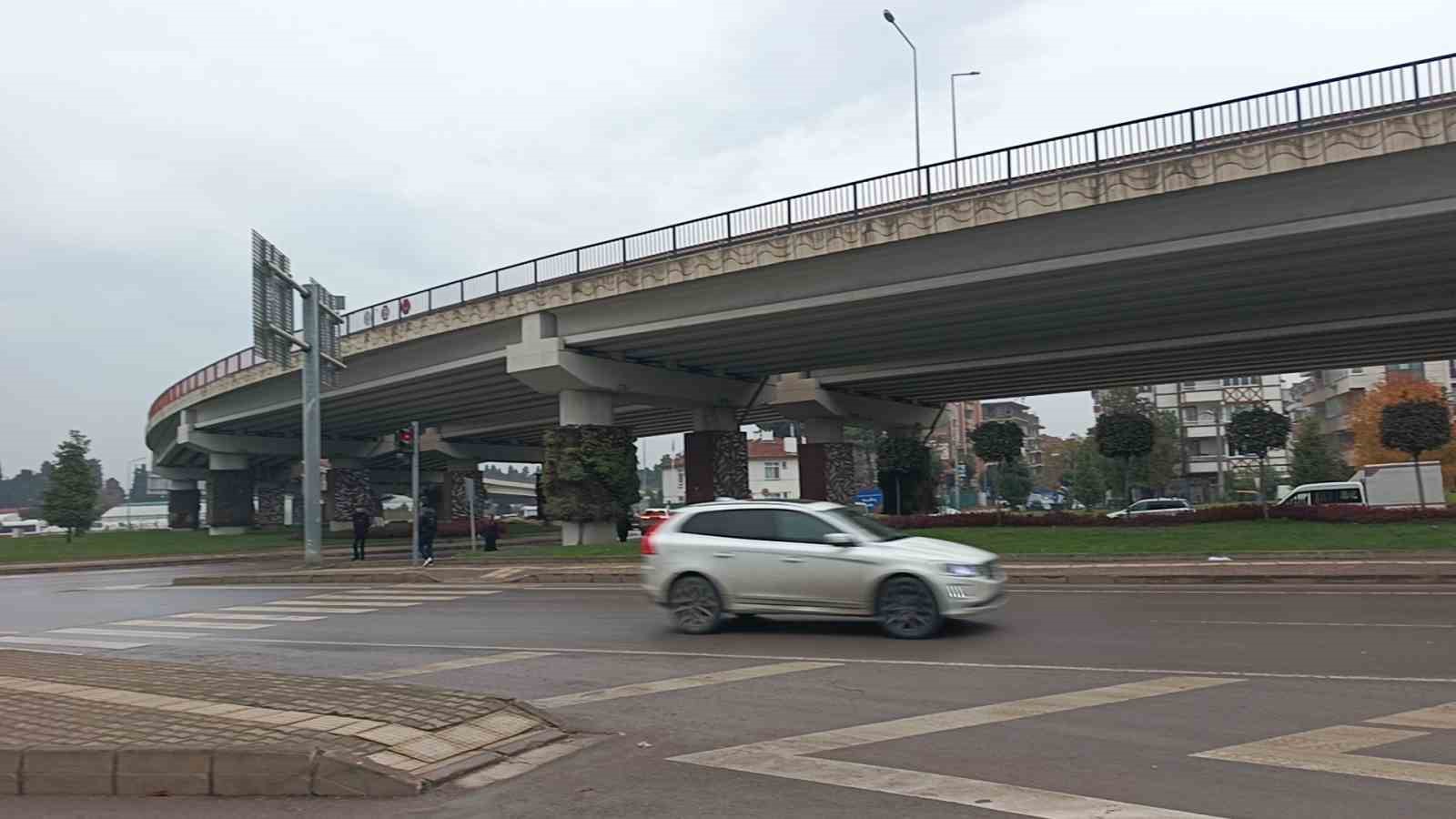 Yalova’da köprülü kavşakta çalışma nedeniyle trafik yoğunluk