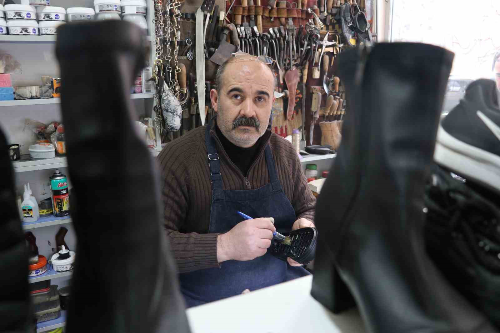 Ayakkabı tamircilerinde kış yoğunluğu başladı
