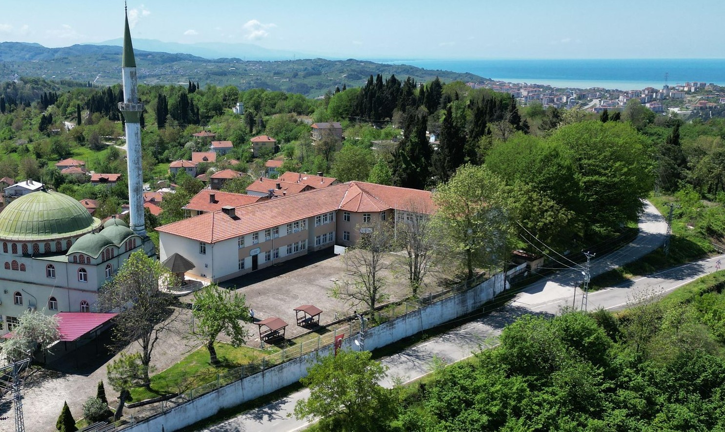 Yıllar &ouml;nce kapısına kilit vurulan İlk ve Ortaokulu yıkılıyor
