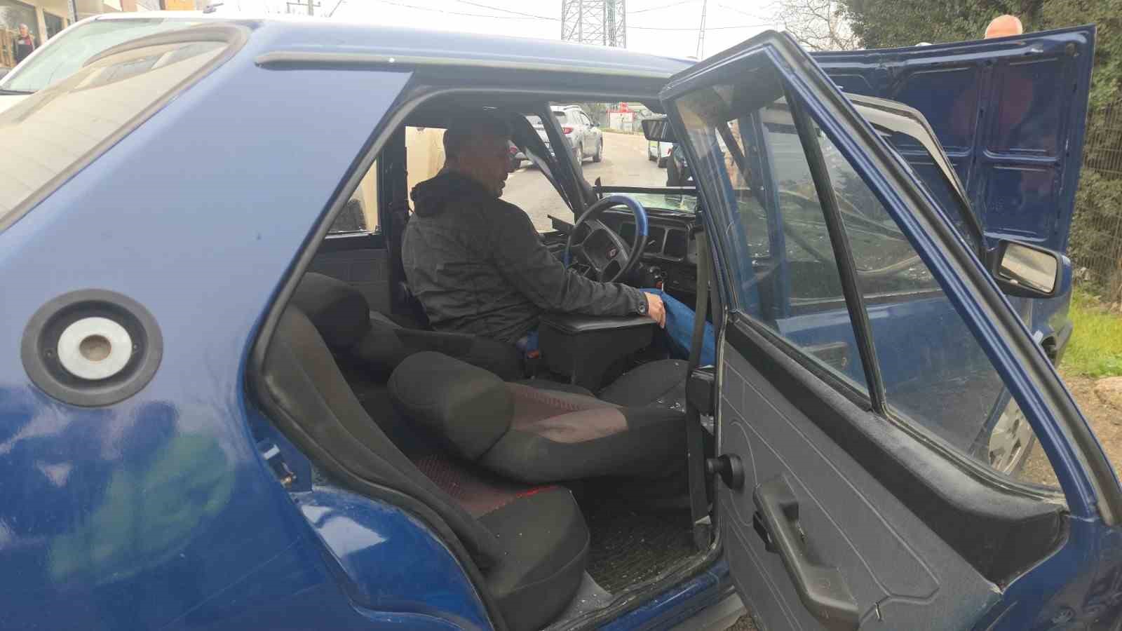 Kamyonet ters y&ouml;nden gelen TOFAŞ otomobile &ccedil;arptı
