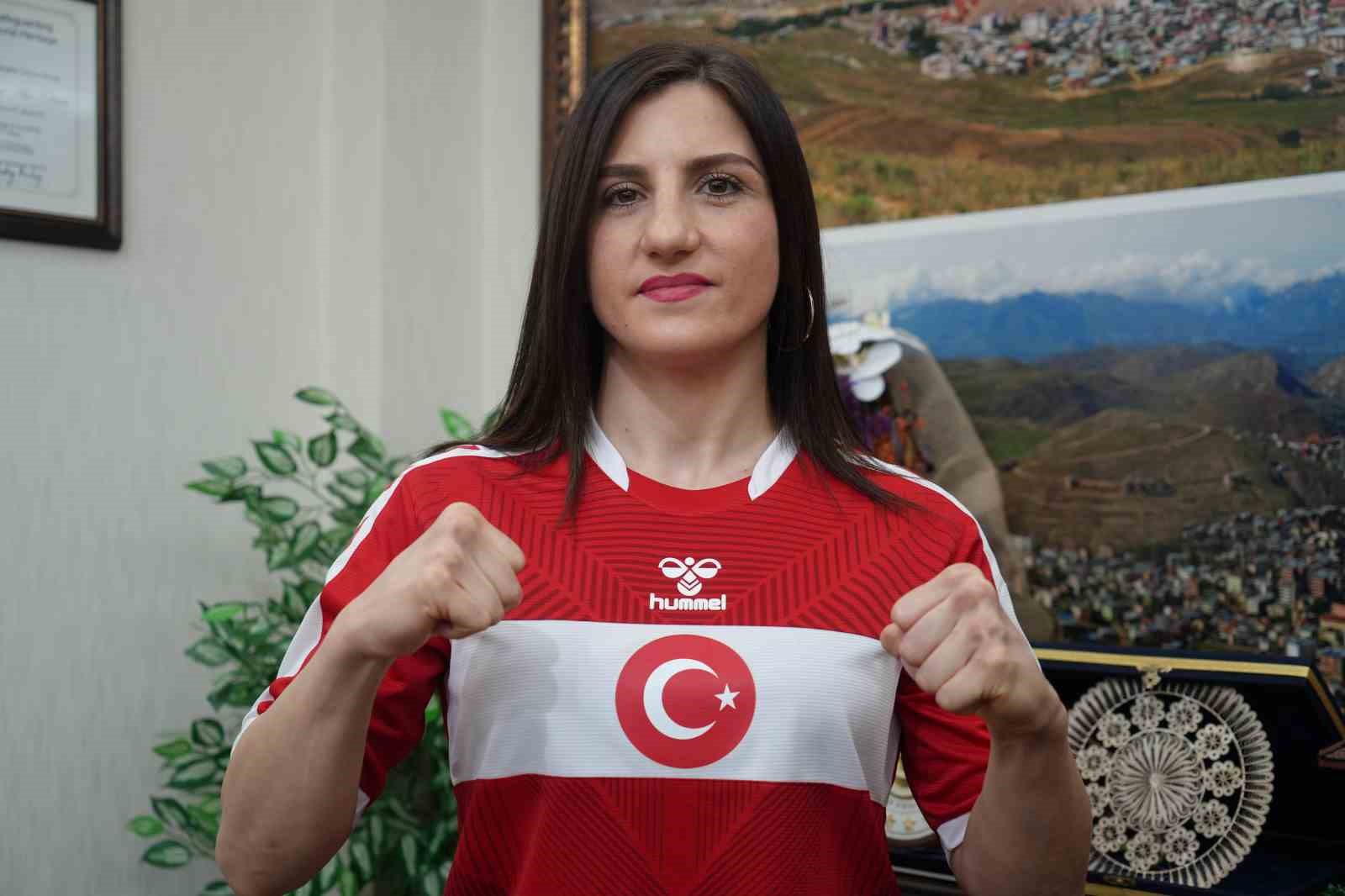 D&uuml;nya Boks Şampiyonu Turhan, memleketi Bayburt&rsquo;ta davul zurnayla karşılandı
