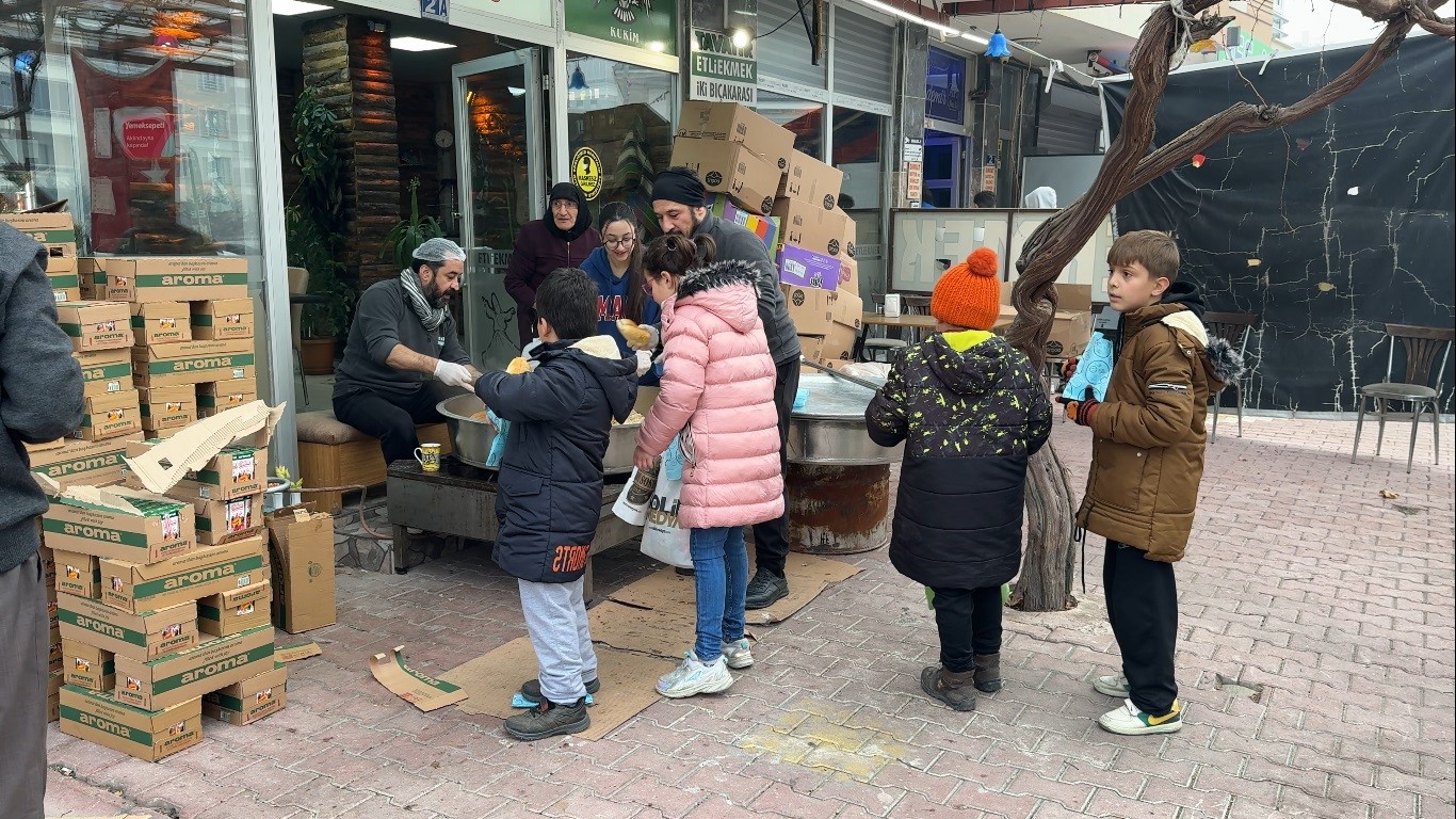 "Şivlilik" diye gelen &ccedil;ocuklara tantuni ikram ettiler
