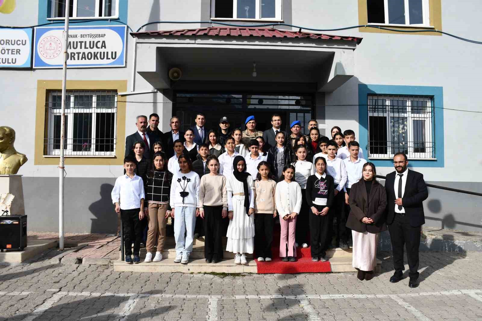 Şırnaklı öğrenciler köyde kitap yazıp imza günü etkinliği düzenledi