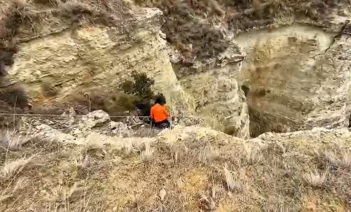 Uçurumda mahsur kalan köpeklerini halatla inerek kendi imkanlarıyla kurtardılar