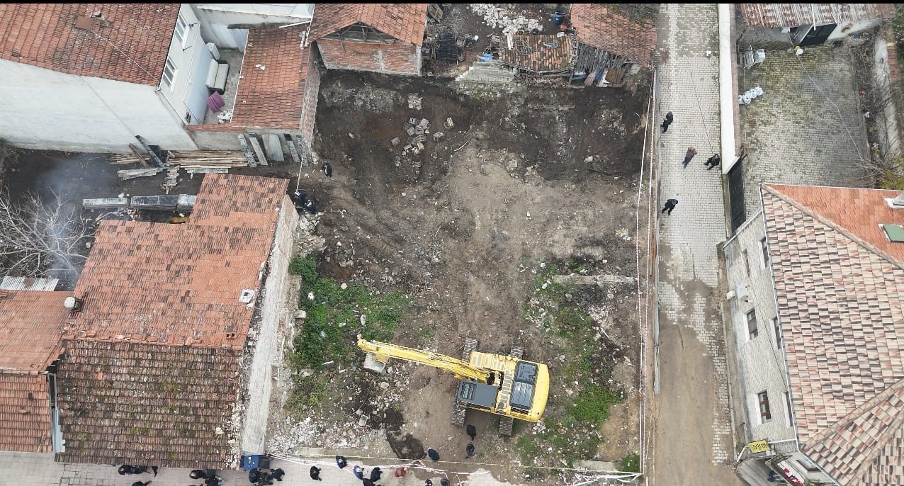 Temel i&ccedil;in kazılan yerden tarihi mezar kalıntıları &ccedil;ıktı
