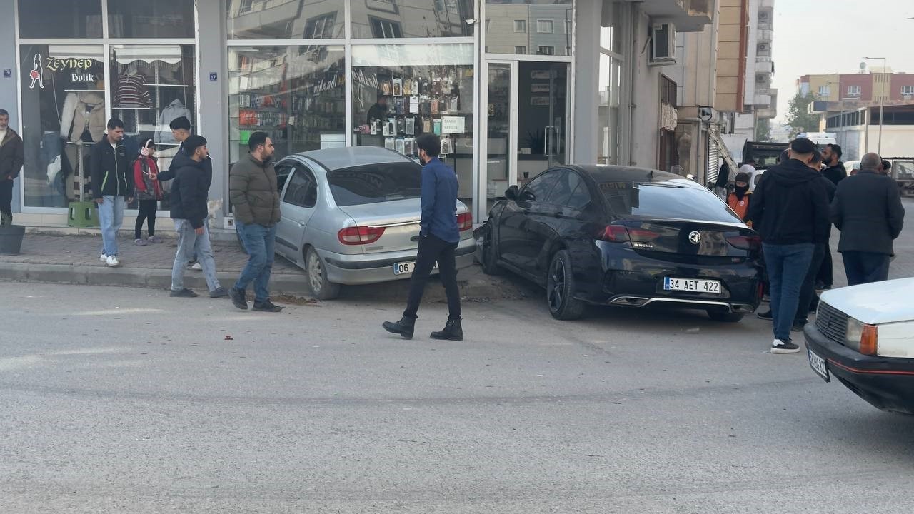 Kontrolden çıkan otomobiller işyeri girişine çarparak durabildi