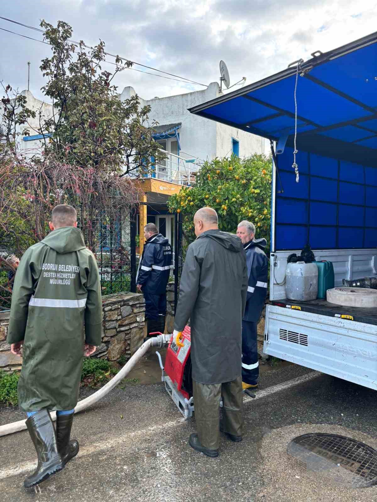 Bodrum&rsquo;da sel sonrası yaralar sarılıyor
