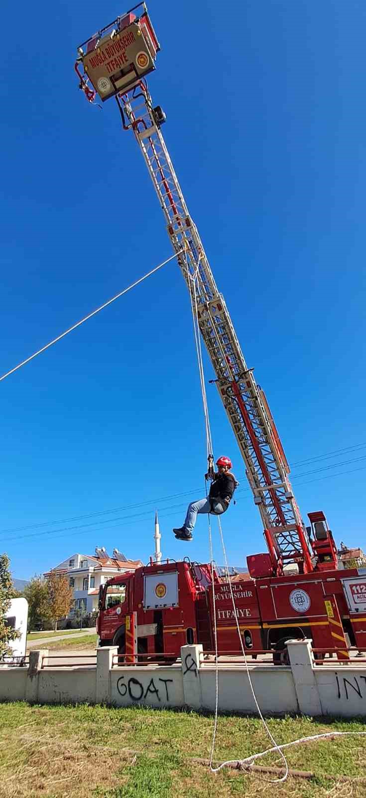 Muğla B&uuml;y&uuml;kşehir Belediyesi g&ouml;n&uuml;ll&uuml; itfaiyeciler yetiştiriyor
