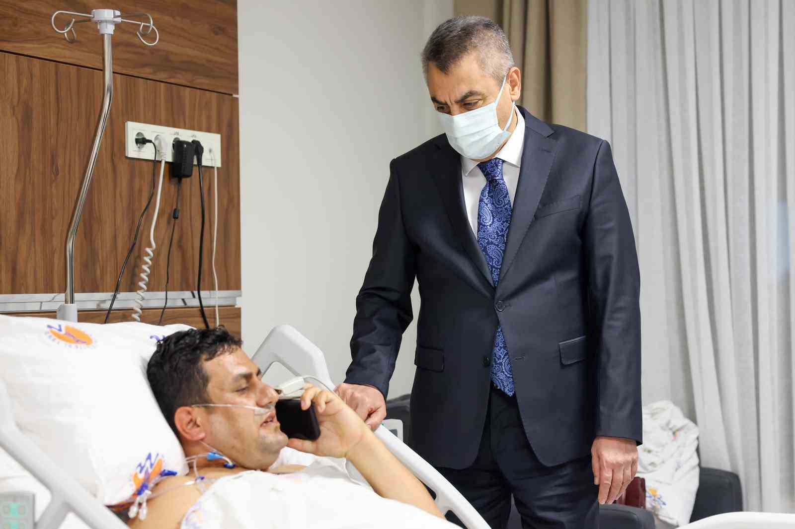 &Ouml;ğrencinin vurduğu okul m&uuml;d&uuml;r&uuml; servise alındı, Bakan Tekin&rsquo;le g&ouml;r&uuml;şt&uuml;
