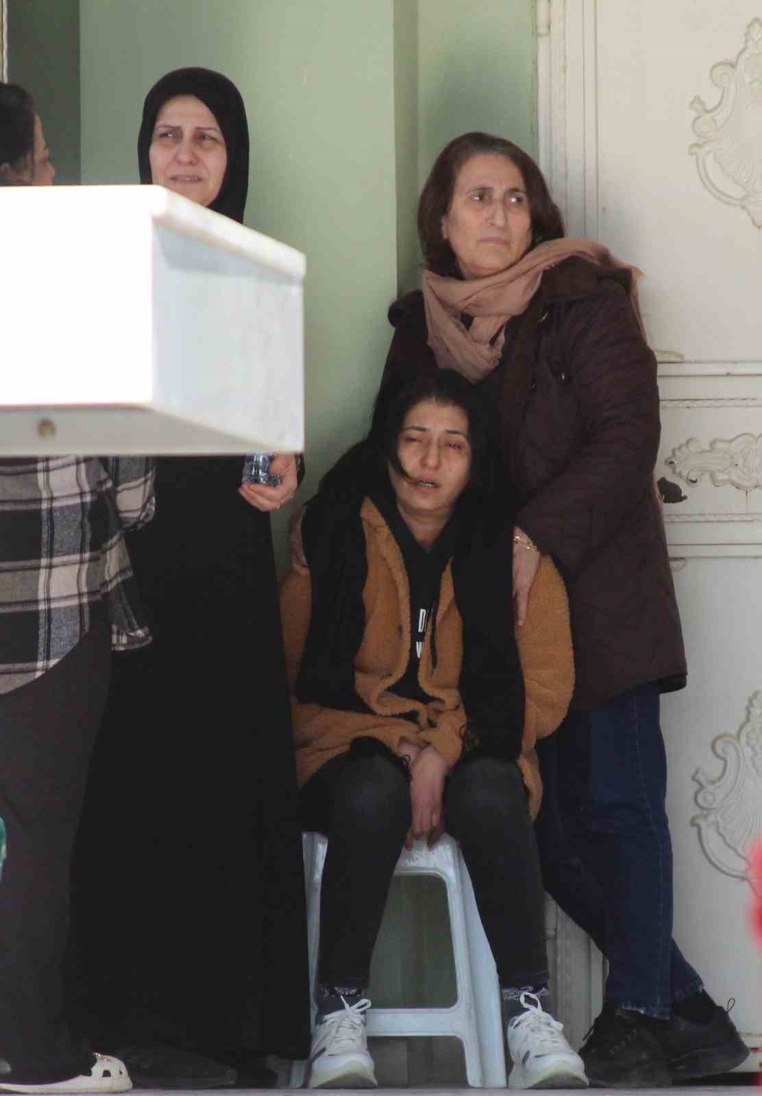 Annenin feryadı y&uuml;rekleri dağladı: Babalarının &ouml;ld&uuml;rd&uuml;ğ&uuml; kardeşler toprağa verildi
