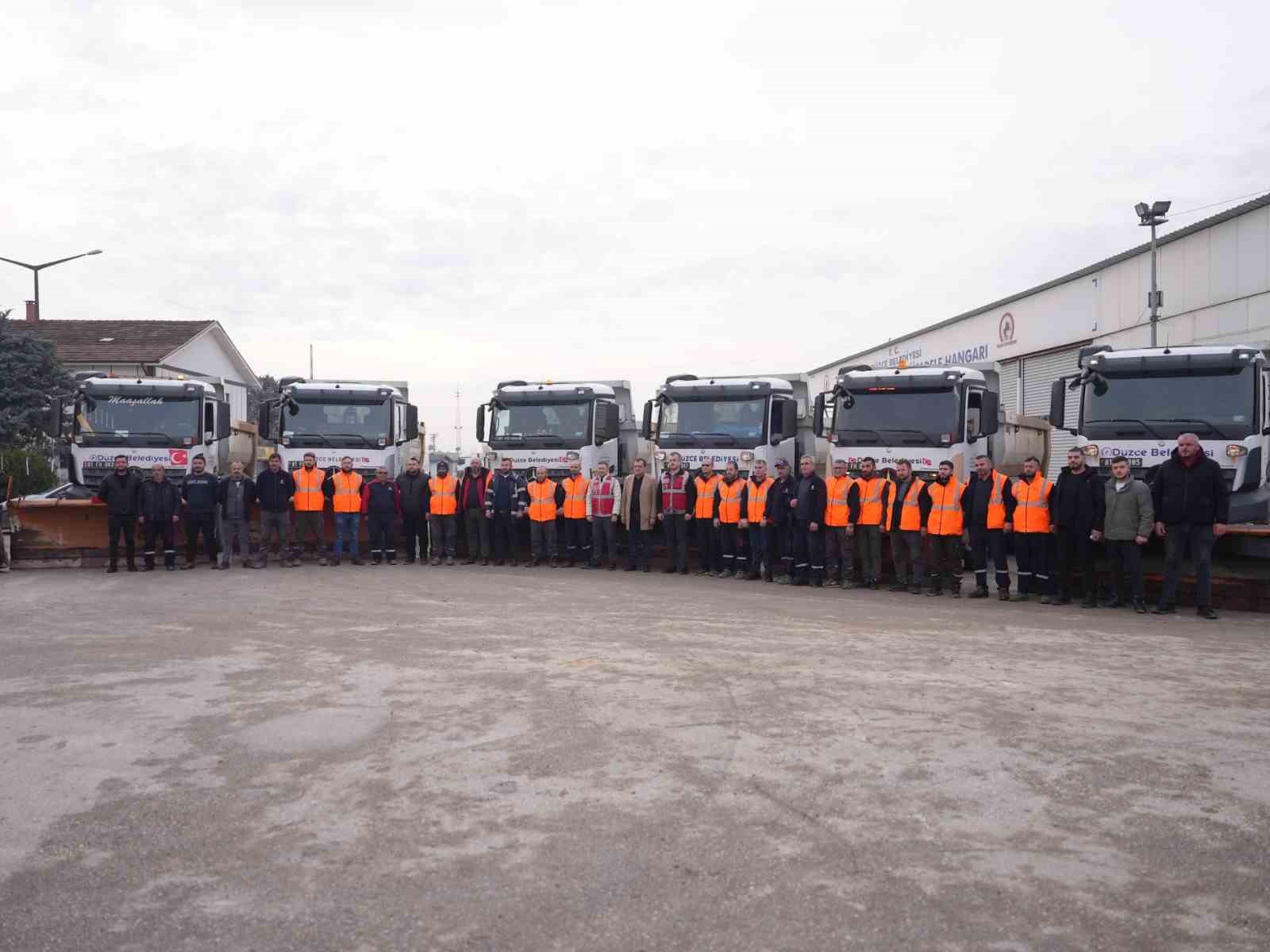 Karla m&uuml;cadelede 200 personel, 33 iş makinesi sahada olacak
