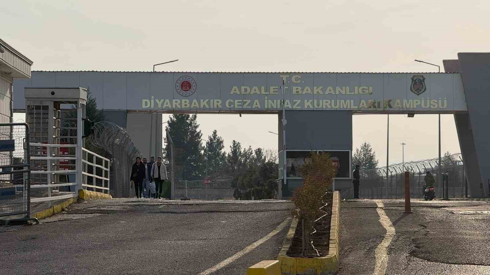Diyarbakır’da 11’inci yargı paketi heyecanı: Aileler cezaevi önünde toplandı