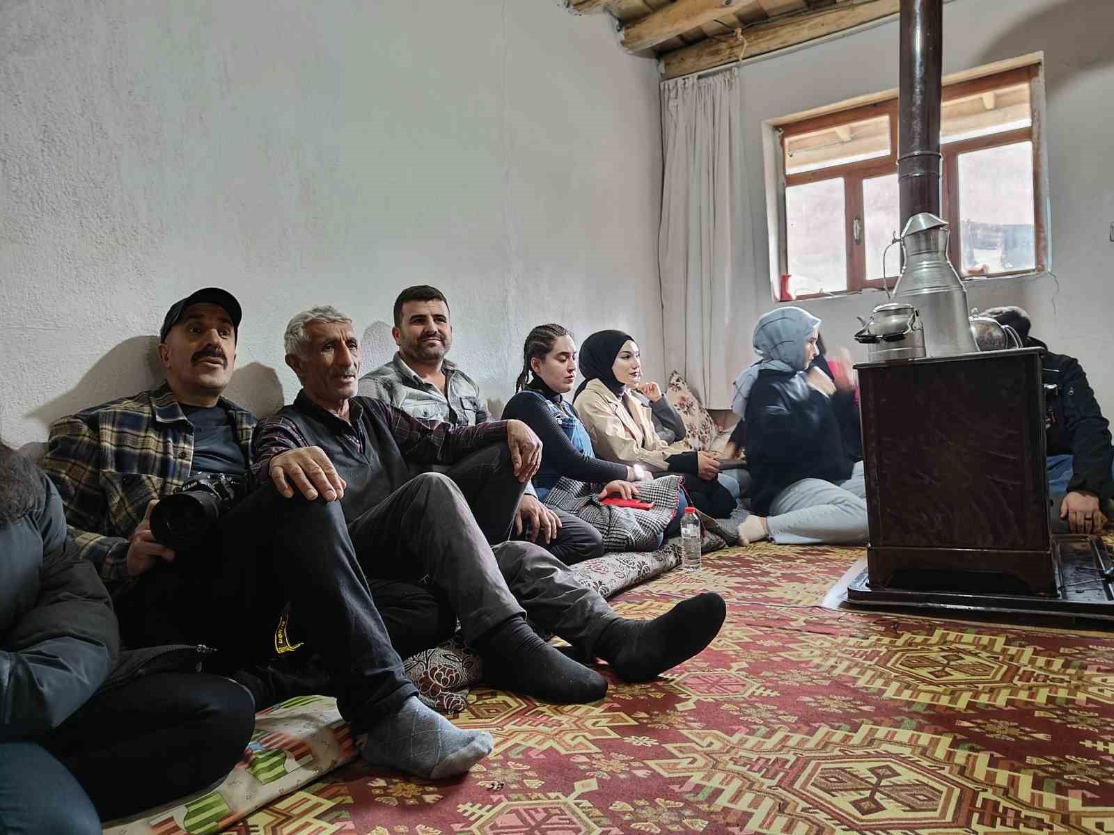 Muş’ta üniversite öğrencileri doğayı gezerek dengbejlik kültürüyle buluştu