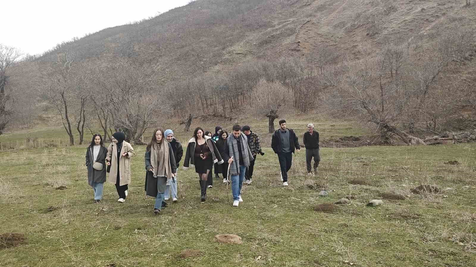 Muş’ta üniversite öğrencileri doğayı gezerek dengbejlik kültürüyle buluştu