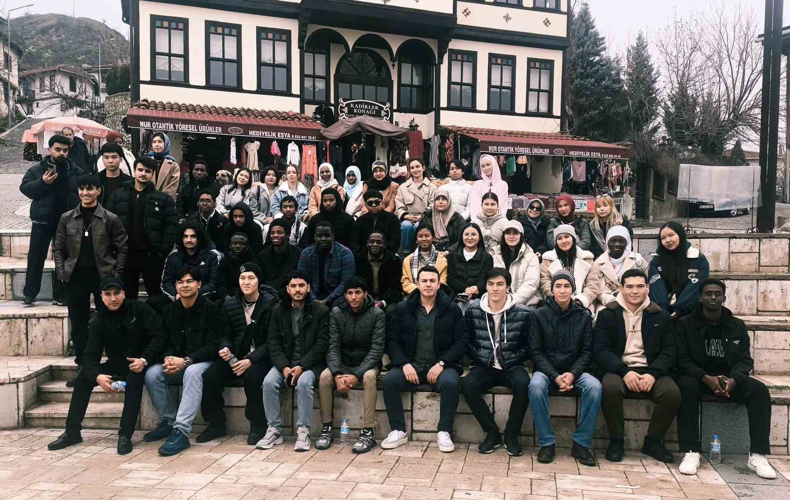 &Uuml;niversiteli &ouml;ğrenciler tarihi ve doğal mekanları keşfetti
