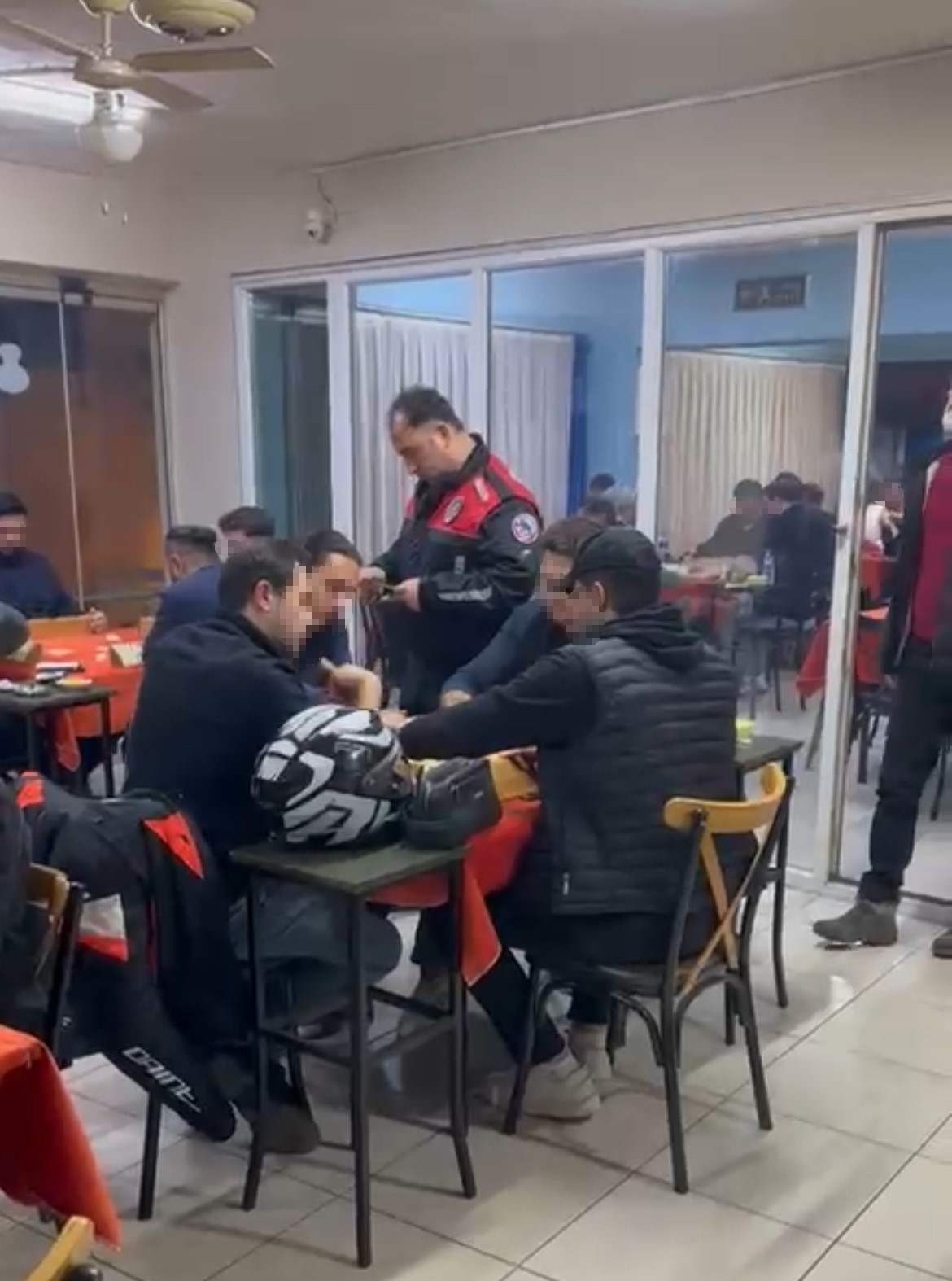 Bursa&rsquo;da 300 polisle uygulama: Mekanlar denetlendi, kumar masaları &ccedil;&ouml;kertildi
