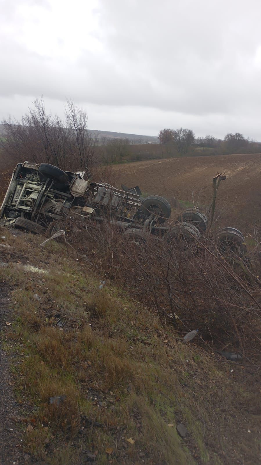 Vize-Soğucak K&ouml;y&uuml; yolunda petrol tankeri devrildi
