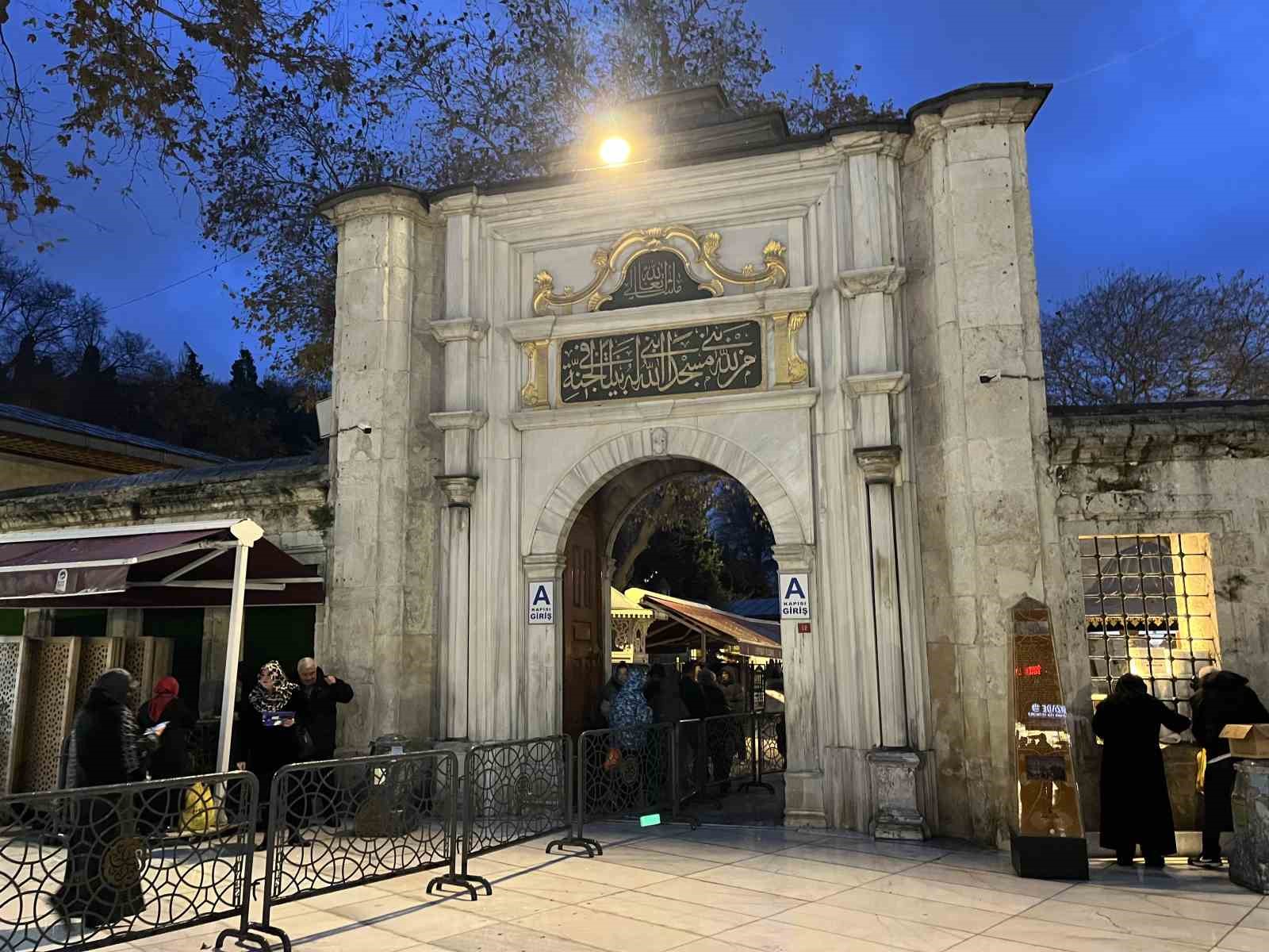 Regaip Kandili&rsquo;nde vatandaşlar Ey&uuml;psultan Camii&rsquo;ne akın etti
