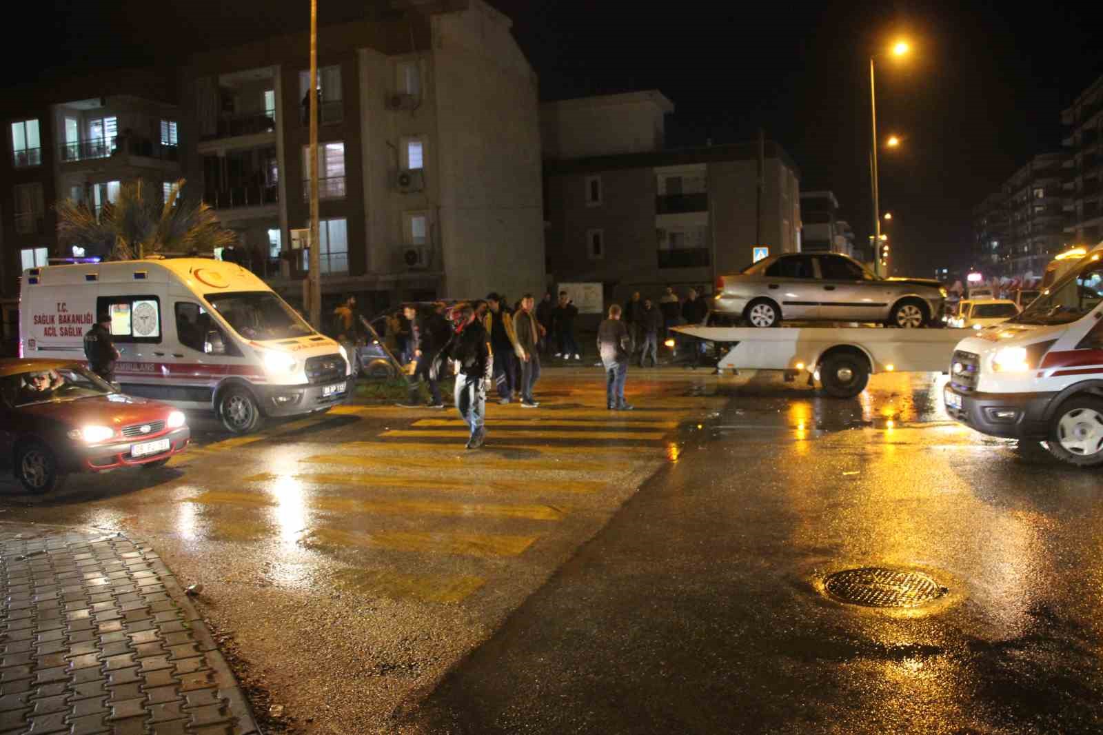 Otomobille &ccedil;arpışan ticari ara&ccedil; yan yattı: 7 yaralı
