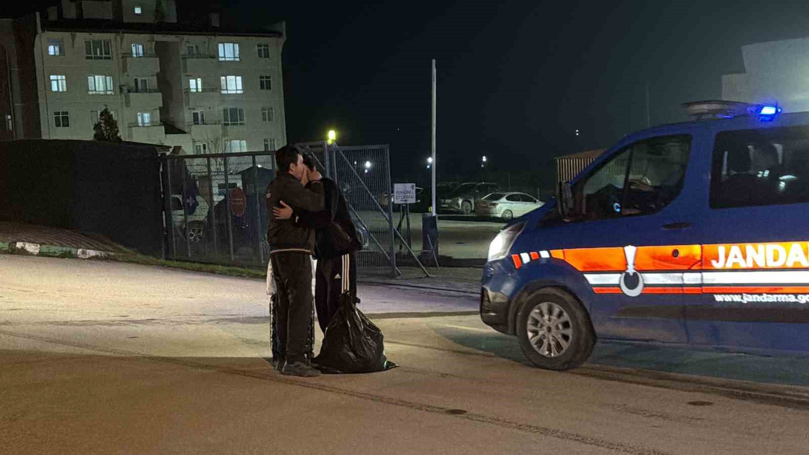 Tahliyeleri beyaz g&uuml;vercinle karşıladılar
