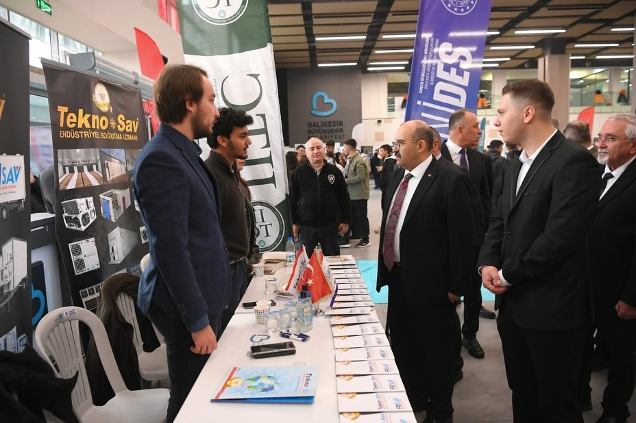 End&uuml;striyel Sekt&ouml;rler fuarı gen&ccedil;leri sekt&ouml;rle buluşturdu
