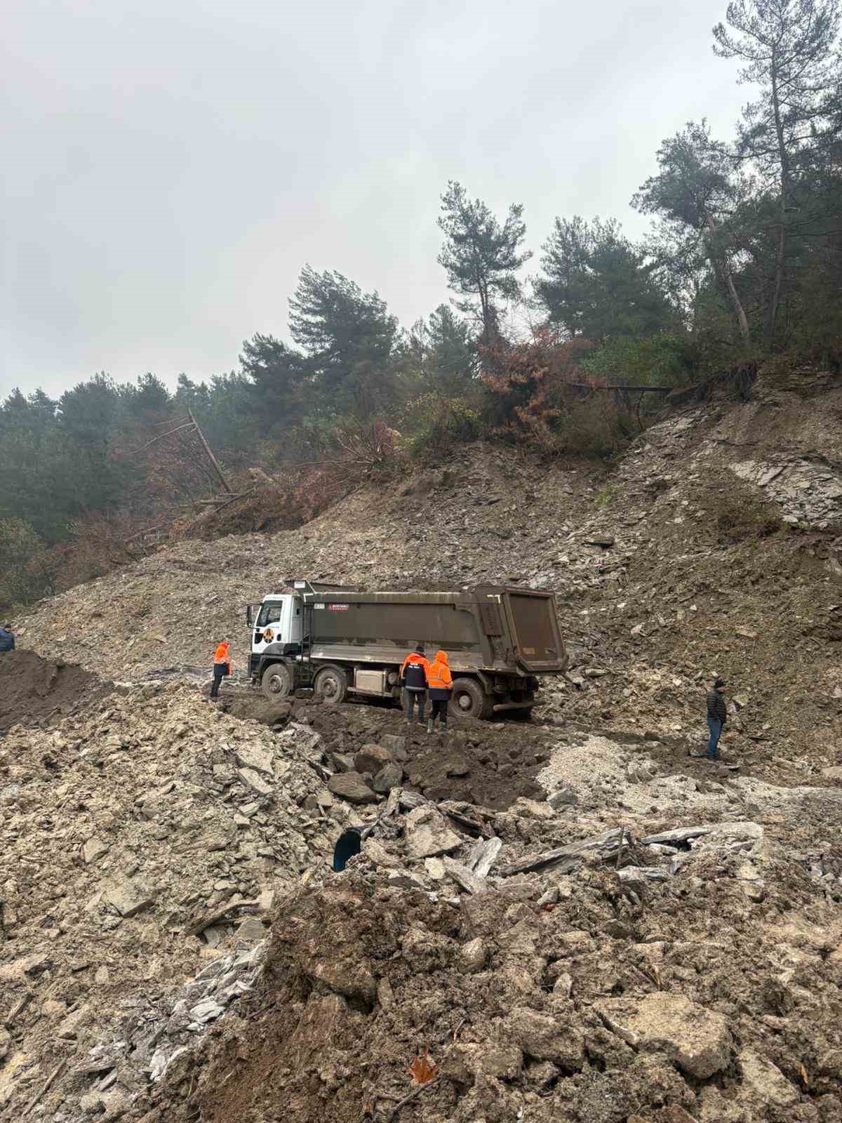 Kastamonu&rsquo;da heyelan sebebiyle kapanan yol ulaşıma a&ccedil;ıldı

