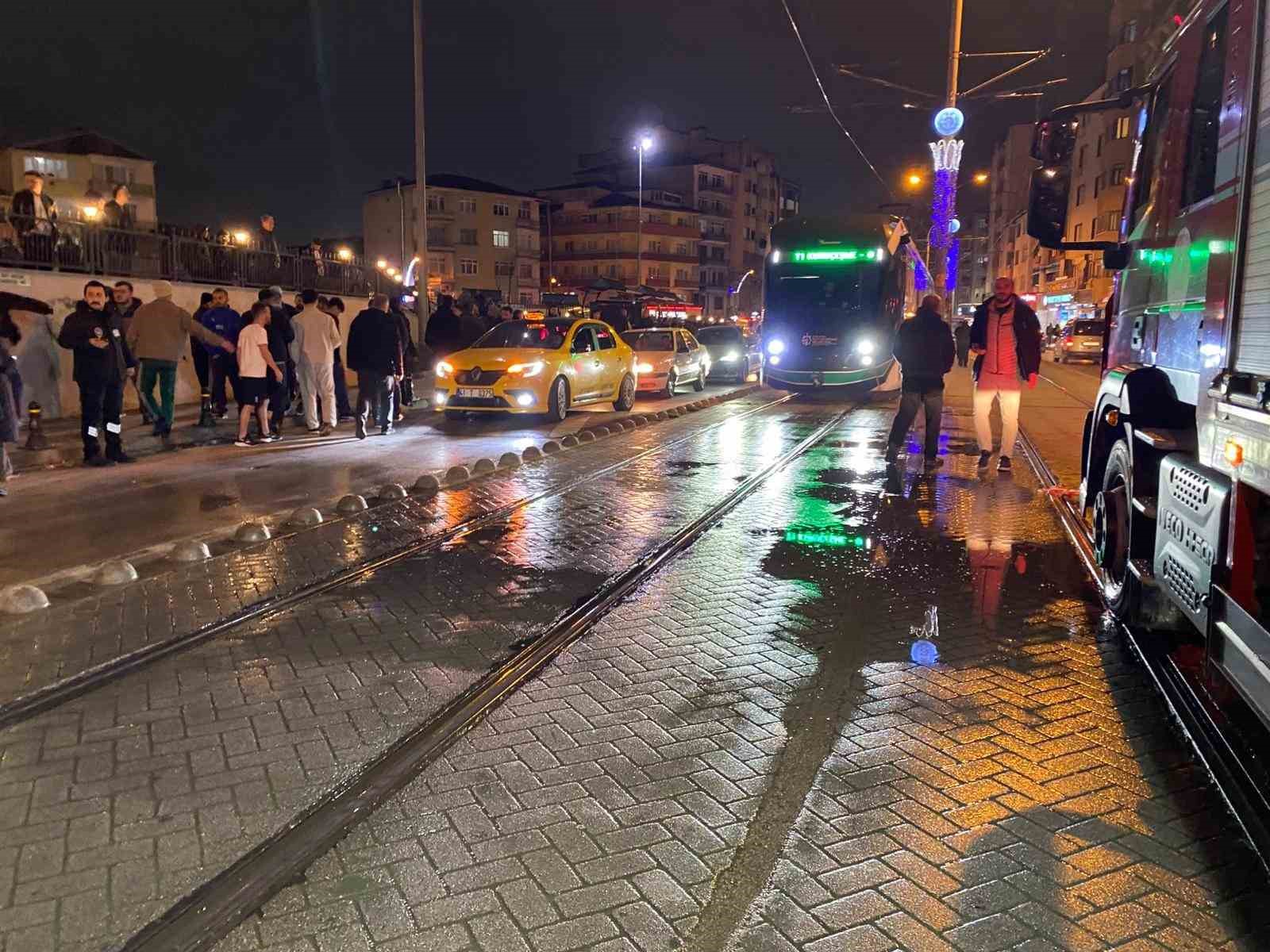Yaşlı kadın yolun karşısına geçmek isterken tramvayın altında kaldı

