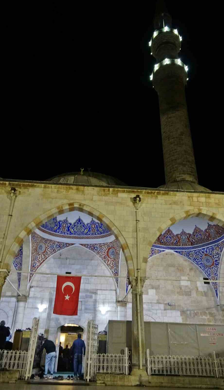 Regaip Kandili&rsquo;nde Antalya&rsquo;da camiler doldu taştı
