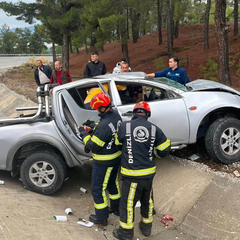 Yoldan &ccedil;ıkan ara&ccedil; ağaca &ccedil;arptı; 1 &ouml;l&uuml;, 1 yaralı
