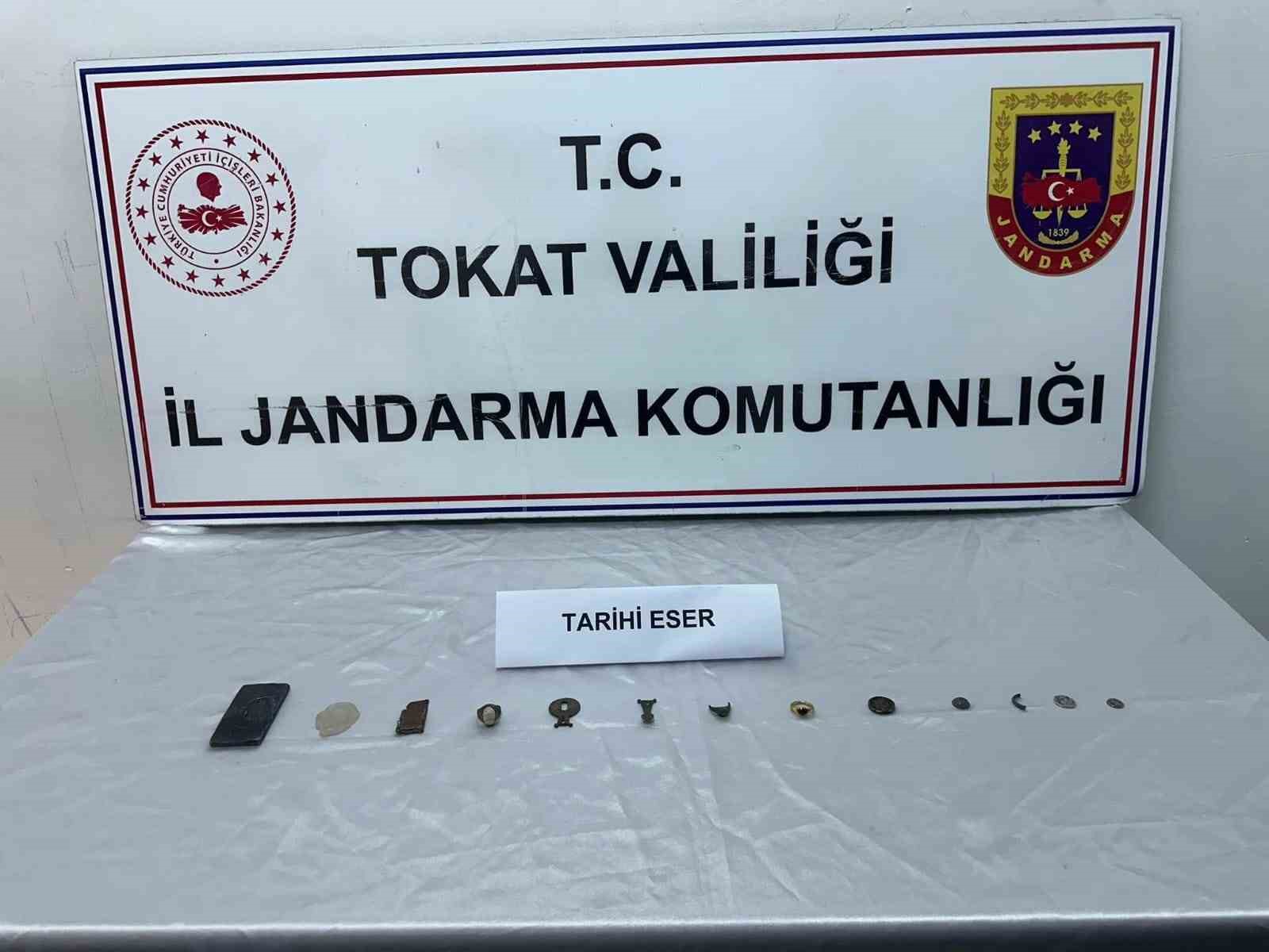 Tokat’ta bir evde 13 parça tarihi eser ele geçirildi