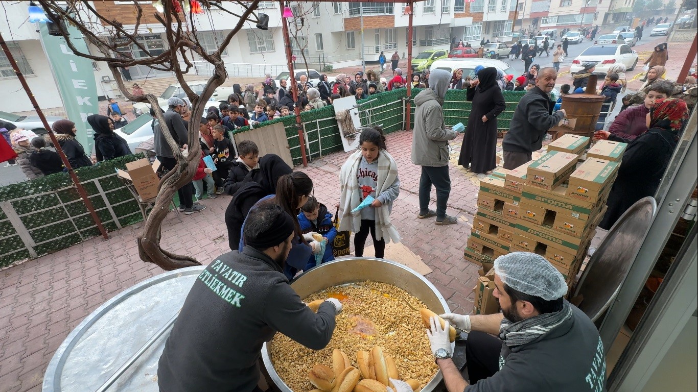 "Şivlilik" diye gelen çocuklara tantuni ikram ettiler