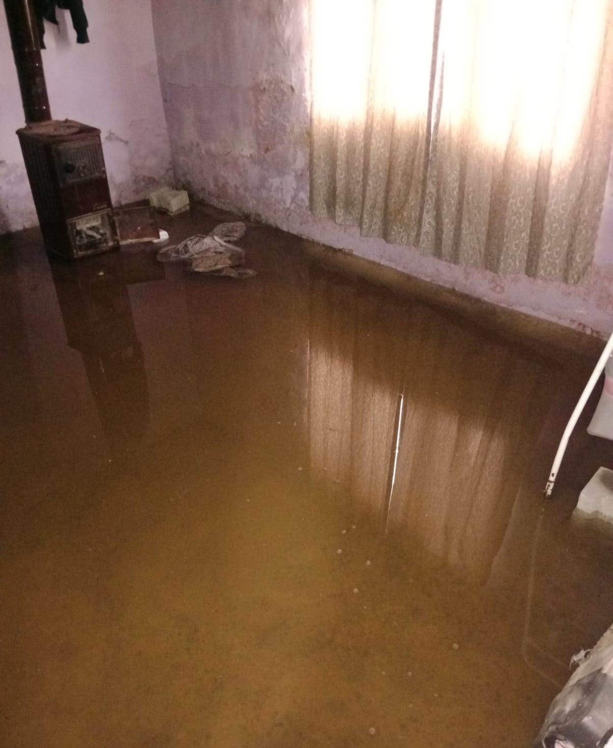 Evlerini su basan aile, ge&ccedil;ici olarak lojmana yerleştirildi
