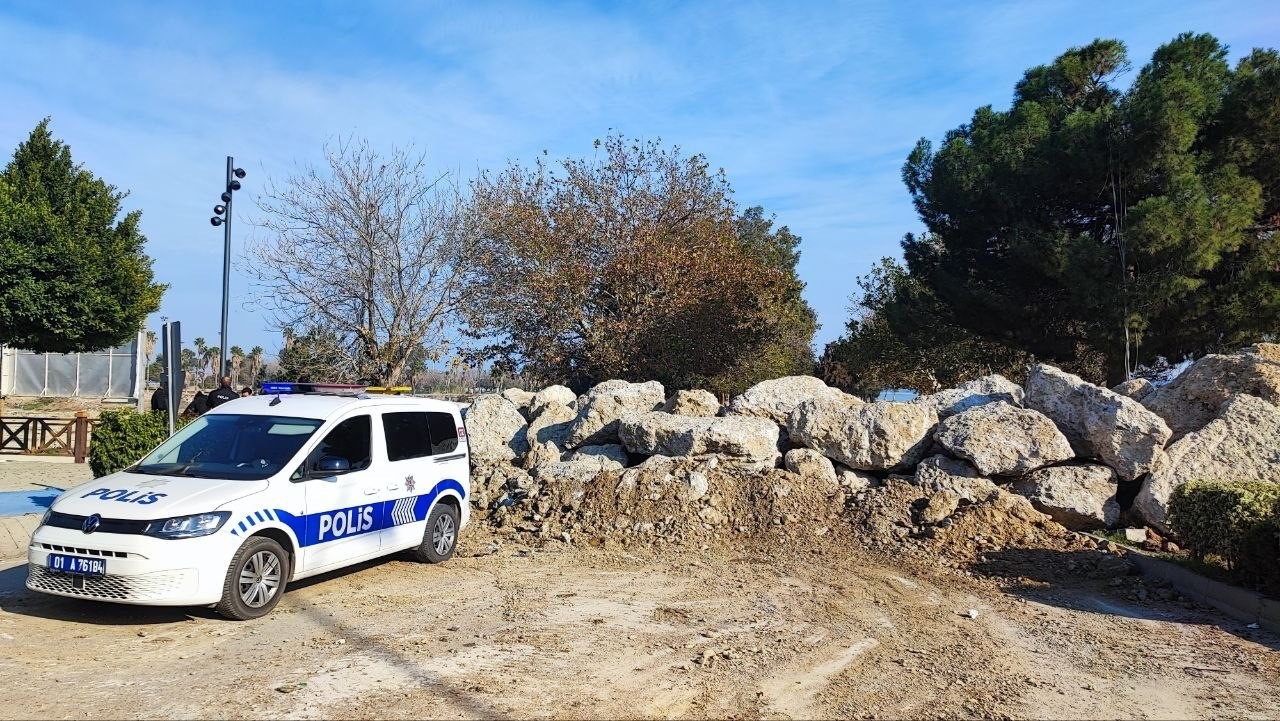 Adana&rsquo;da yıkım yapılan Amerikan Adası girişi kayalarla kapatıldı
