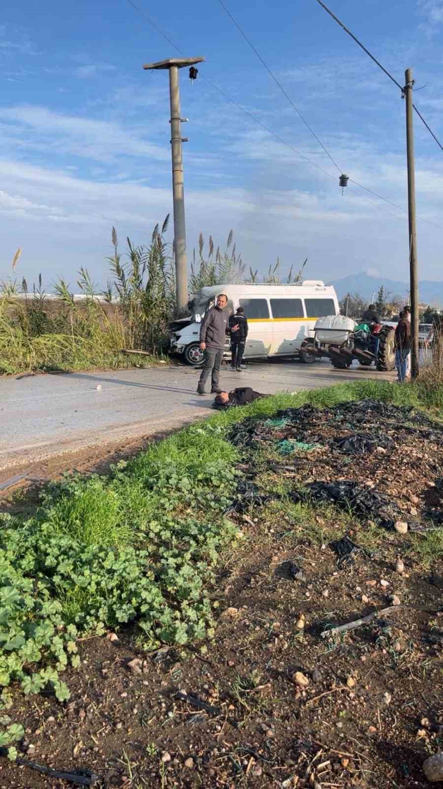 Minib&uuml;s elektrik direğine &ccedil;arptı: 2 yolcu yaralandı
