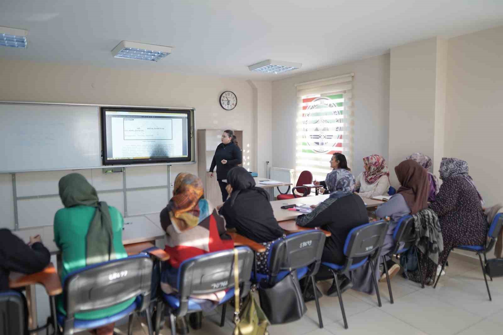 At&ouml;lye Melikgazi binlerce kursiyere hizmet veriyor
