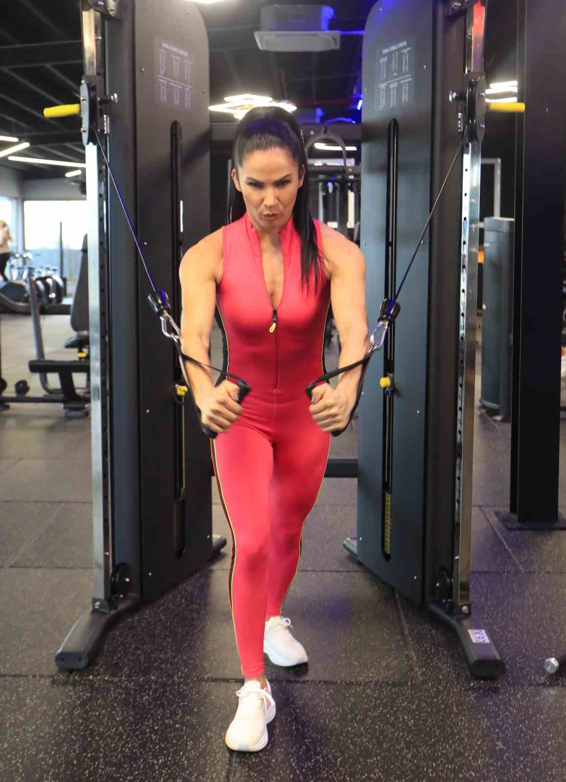 Feryal &ouml;ğretmenin eğitimden d&uuml;nya sahnesine fitness başarısı
