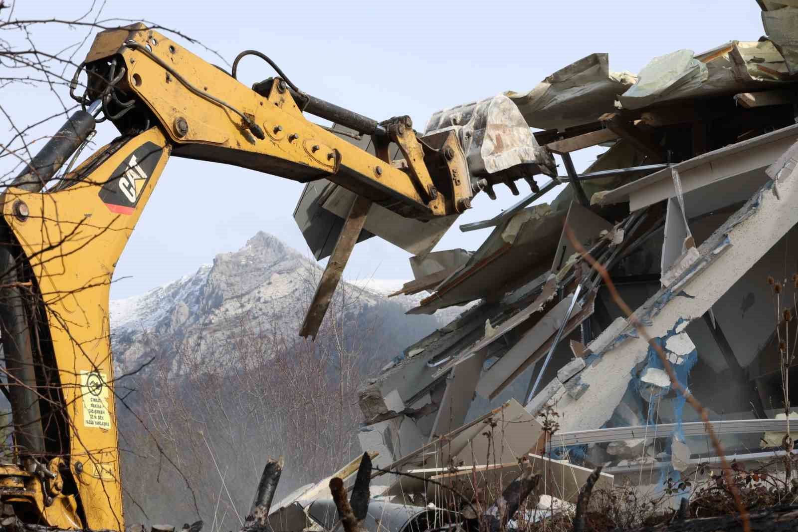 Uludağ’ın güzelliklerini mahveden yapılar yerle bir edildi