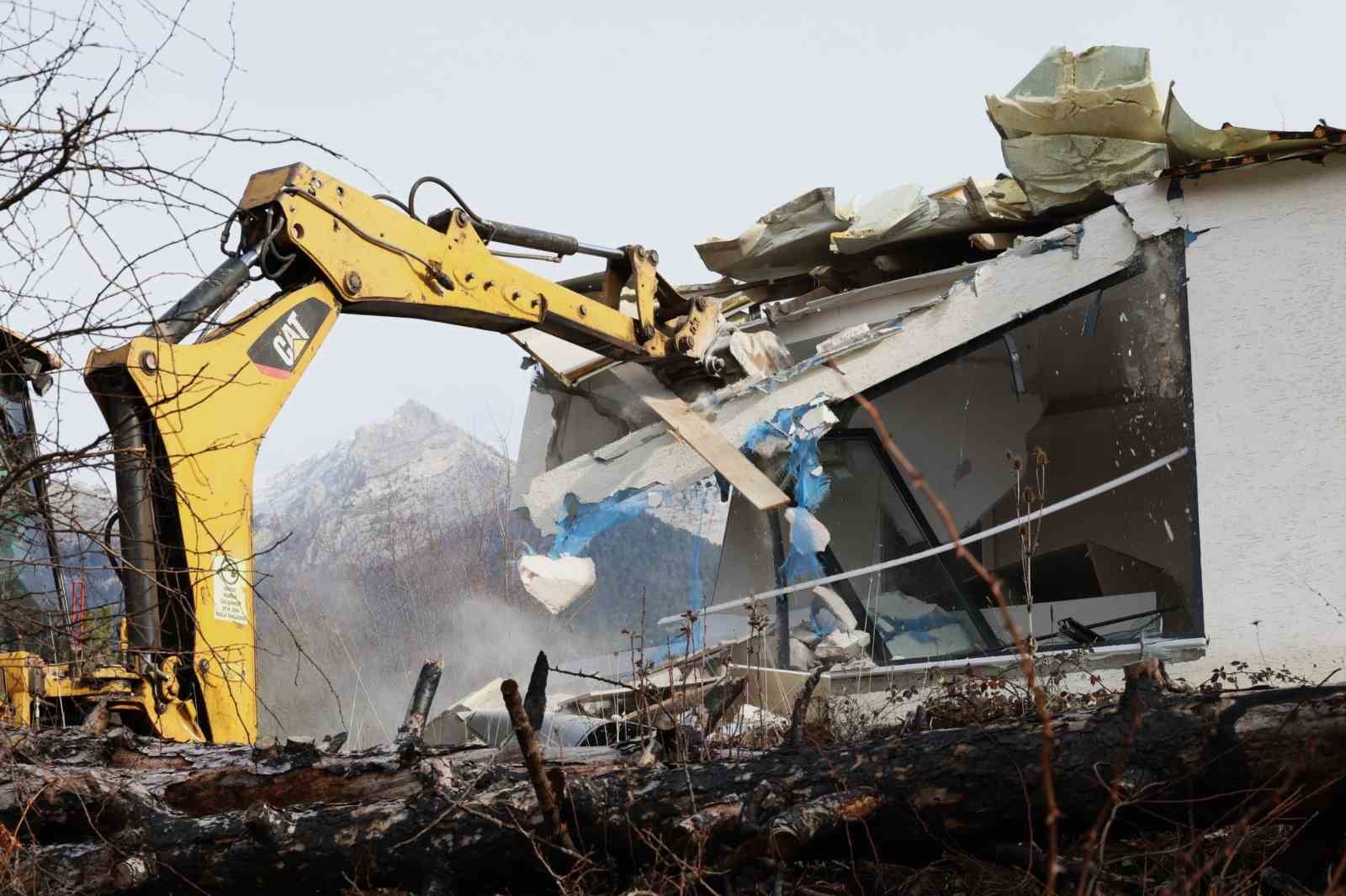 Uludağ&rsquo;ın g&uuml;zelliklerini mahveden yapılar yerle bir edildi
