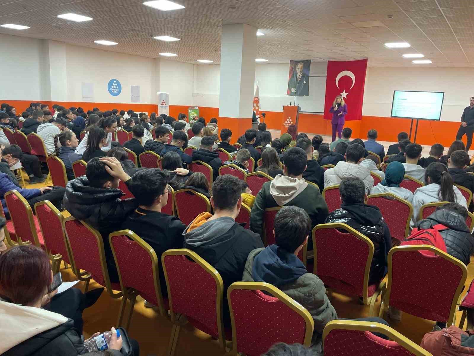 Kariyer planlama ve gelecek tasarımı konferansı gen&ccedil;lerle buluştu
